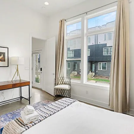 2 Trendy Townhomes W Rooftop Views Near Broadway