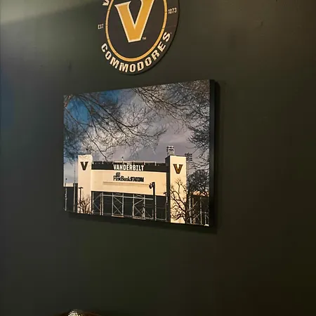 Walk To Vanderbilt From The Commodore Just 10 Min To Broadway * Nashville
