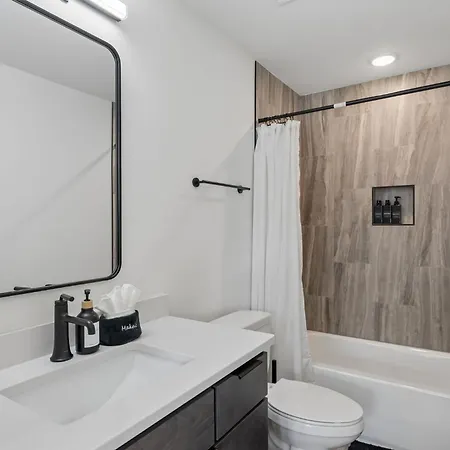 Elegant Townhome Rooftop Hot Tub & Fireplace Nashville