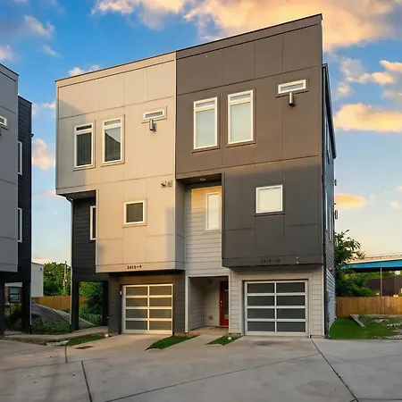 Rooftop Views & Patio Lounge Near Downtown * Nashville