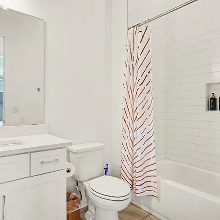 2 Modern Townhomes W Rooftop Views Near Broadway Holiday home