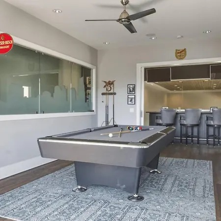 Germantown Stunner With A Skyline View Rooftop And Private Garage *