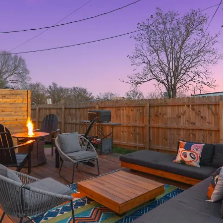 Amazing Backyard Only 2 Miles To Downtown With Sauna And Firepit