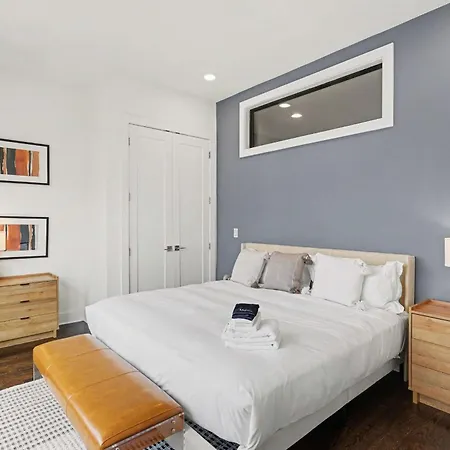 Holiday home 2 Trendy Townhomes W Rooftop Views Near Broadway Nashville
