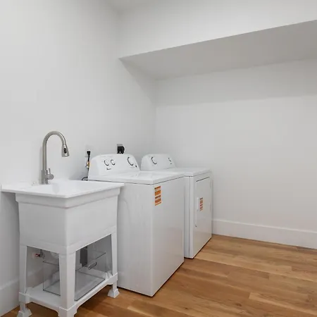 12 South With Rooftop Sauna And Wet Bar With 2 Car Garage * Nashville