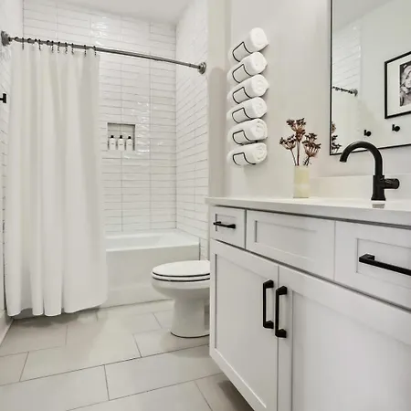 Holiday home Two Beautiful Luxury Renovations Near Downtown