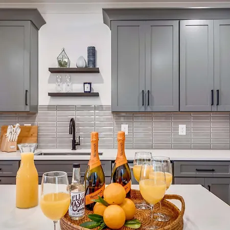 Modern Two Townhomes Close To Downtown *
