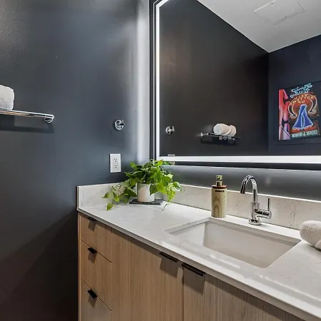 Walk To Broadway From The Hidden Gem With Pool Gym And Nashville