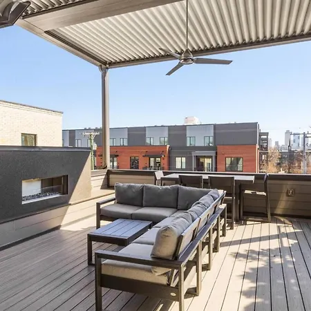 Germantown Stunner With A Skyline View Rooftop And Private Garage Holiday home