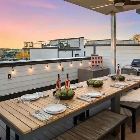 Luxury Retreat - Double Rooftop Deck & Game Holiday home Nashville