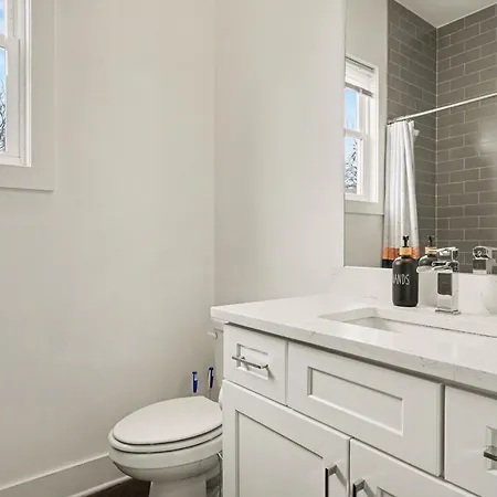 2 Stylish Townhomes W Rooftop Views Near Broadway