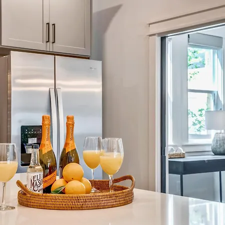 Modern Two Townhomes Close To Downtown Holiday home *