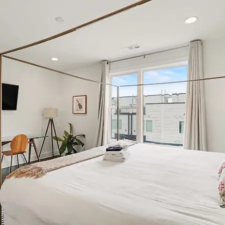 Holiday home 2 Stylish Townhomes W Rooftop Views Near Broadway Nashville