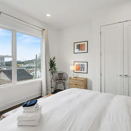 Chic Townhome X3 W Rooftop Views Near Broadway Holiday home