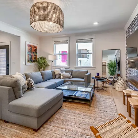 Holiday home Modern Two Townhomes Close To Downtown