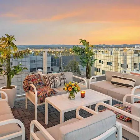 Luxury Retreat - Double Rooftop Deck & Game Nashville