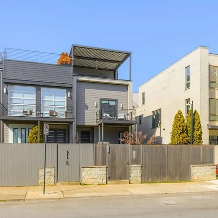Germantown Stunner With A Skyline View Rooftop And Private Garage Holiday home *