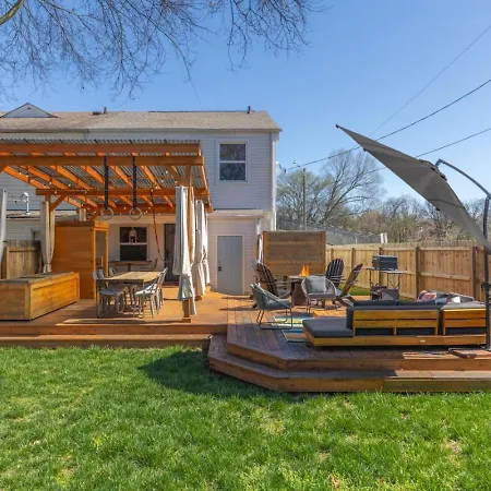 Amazing Backyard Only 2 Miles To Downtown With Sauna And Firepit *