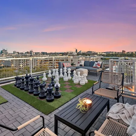 Luxury Retreat - Double Rooftop Deck & Game Holiday home