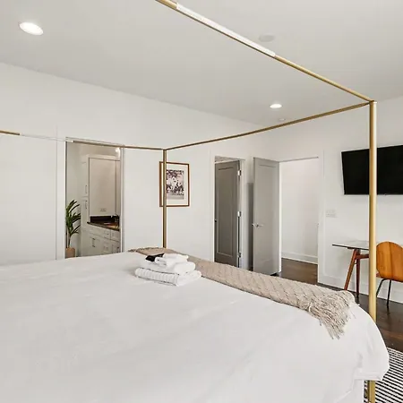 2 Stylish Townhomes W Rooftop Views Near Broadway Holiday home