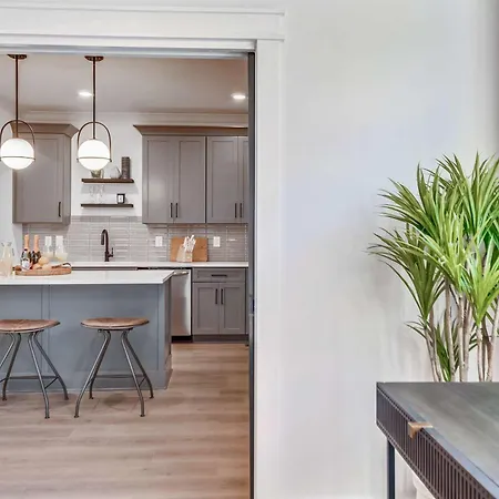 Modern Two Townhomes Close To Downtown