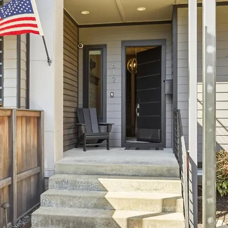 Germantown Stunner With A Skyline View Rooftop And Private Garage Holiday home Nashville