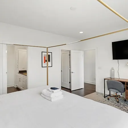 Holiday home 2 Trendy Townhomes W Rooftop Views Near Broadway *