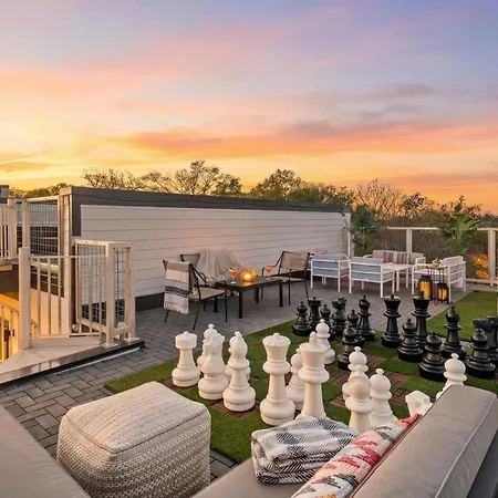 Luxury Retreat - Double Rooftop Deck & Game Holiday home *