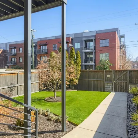 Germantown Stunner With A Skyline View Rooftop And Private Garage Holiday home