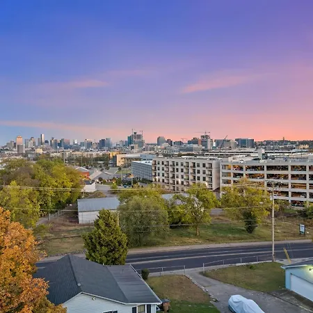 Luxury Retreat - Double Rooftop Deck & Game Holiday home Nashville