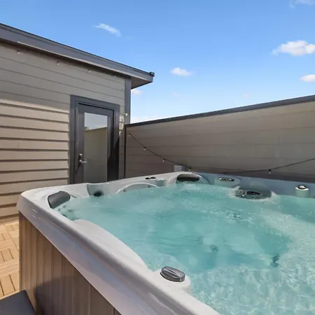 Holiday home Luxury Townhouse With Exclusive Rooftop Hot Tub