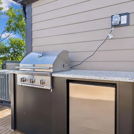 Multi-level Retreat With Hot Tub And Rooftop Views * Nashville