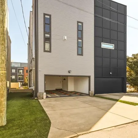 Germantown Stunner With A Skyline View Rooftop And Private Garage Holiday home Nashville