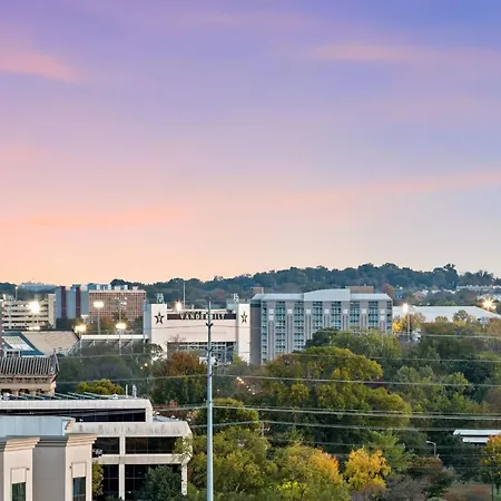 Luxury Retreat - Double Rooftop Deck & Game Nashville