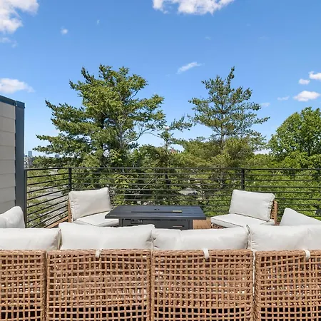 Luxury Townhouse With Exclusive Rooftop Hot Tub Holiday home *