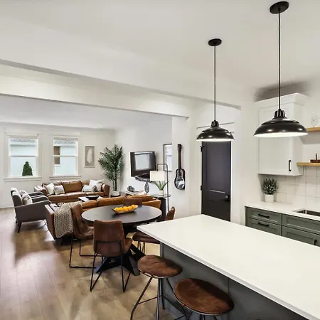 Holiday home Two Beautiful Luxury Renovations Near Downtown