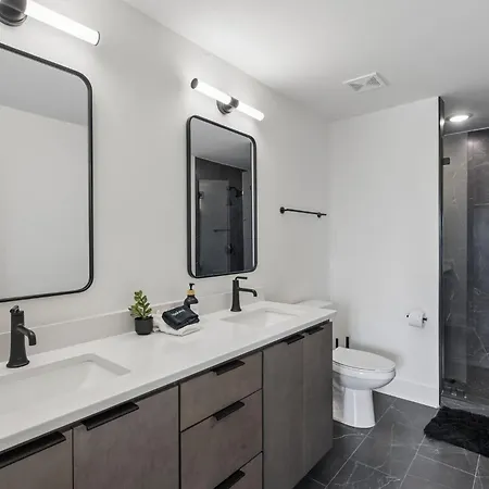 Holiday home Elegant Townhome Rooftop Hot Tub & Fireplace