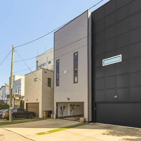 Germantown Stunner With A Skyline View Rooftop And Private Garage Nashville