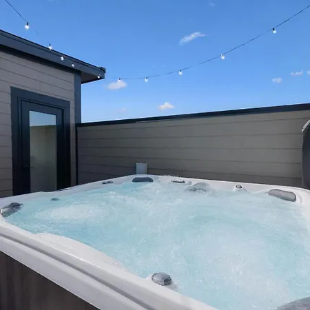 Multi-level Retreat With Hot Tub And Rooftop Views Holiday home