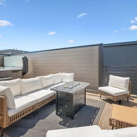 Luxury Townhouse With Exclusive Rooftop Hot Tub Holiday home Nashville