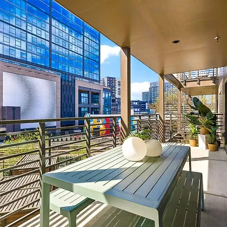 Walk To Broadway From The Hidden Gem With Pool Gym And Holiday home Nashville