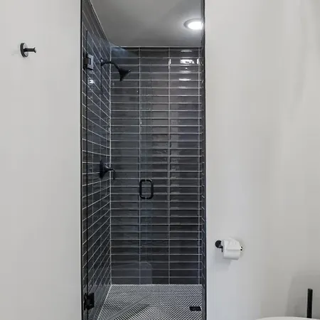 Elegant Townhome Rooftop Hot Tub & Fireplace Holiday home *