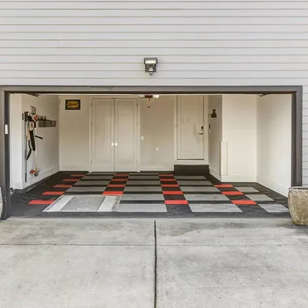 Germantown Stunner With A Skyline View Rooftop And Private Garage Holiday home *