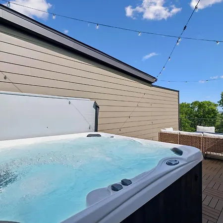 Multi-level Retreat With Hot Tub And Rooftop Views Holiday home *
