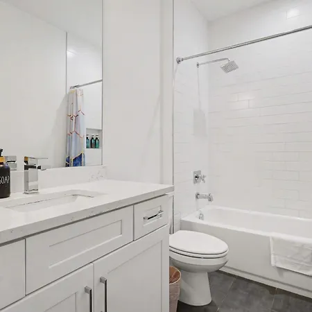 Holiday home Chic Townhome X3 W Rooftop Views Near Broadway *