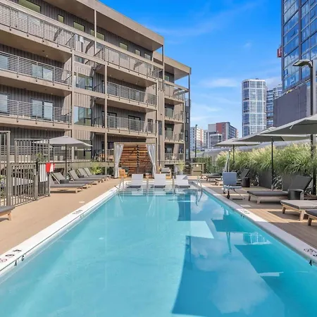 Walk To Broadway From The Hidden Gem With Pool Gym And Holiday home Nashville