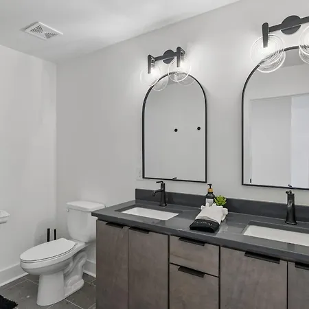 Elegant Townhome Rooftop Hot Tub & Fireplace *