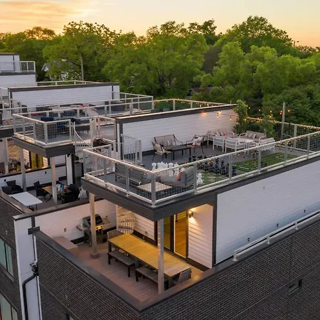 Luxury Retreat - Double Rooftop Deck & Game Holiday home Nashville