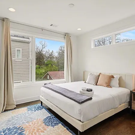 2 Stylish Townhomes W Rooftop Views Near Broadway