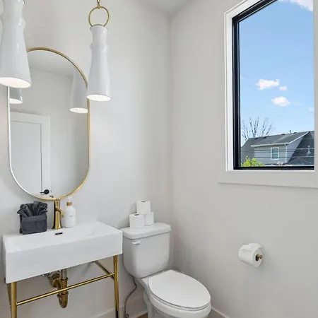 Stylish 3-story Townhome Hot Tub & Fireplace Holiday home Nashville